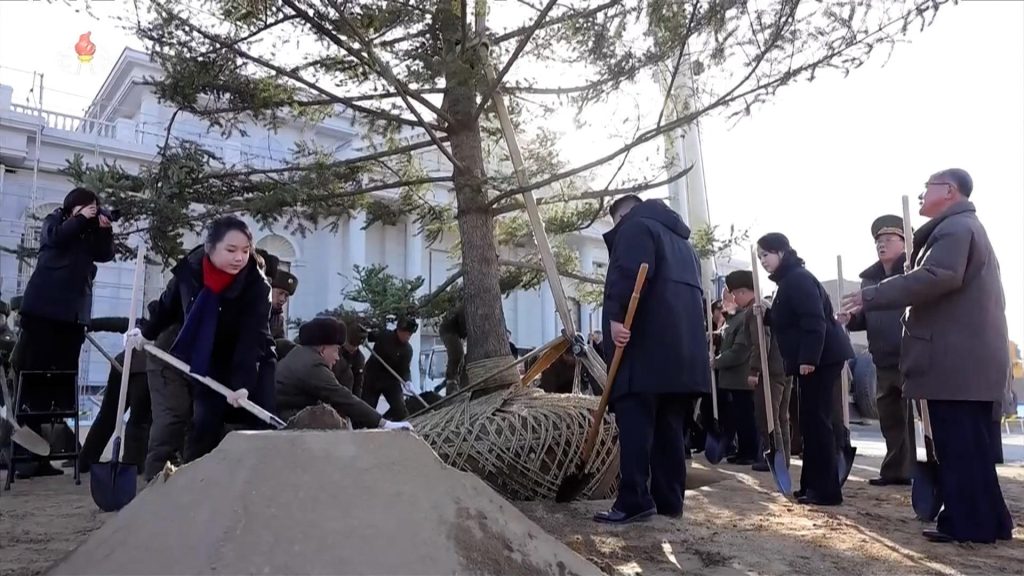 رهبر کره شمالی در حال بیل زدن