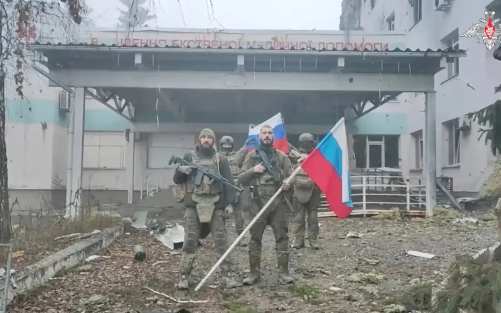 Russian-soldiers-with-a-flag-in-Kupyansk-1024x640.webp