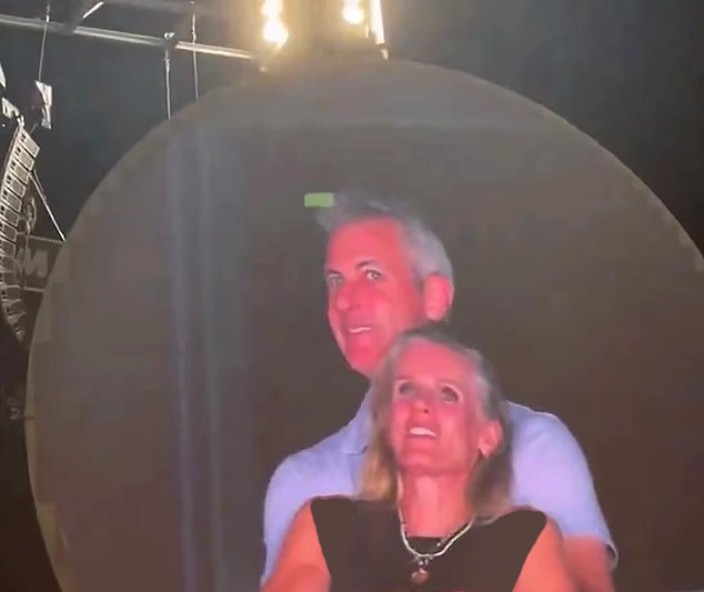 دوربین «شکار بوسه» کنسرت کلدپلی