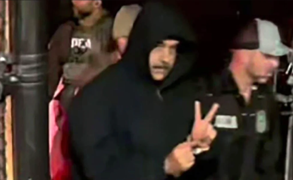 علامت پیروزی نیکلاس مادورو بعد از دستگیری