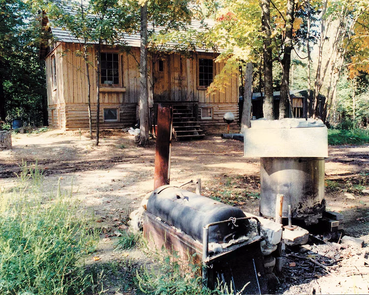 کمون فرقه بچههای تپه مورچهها