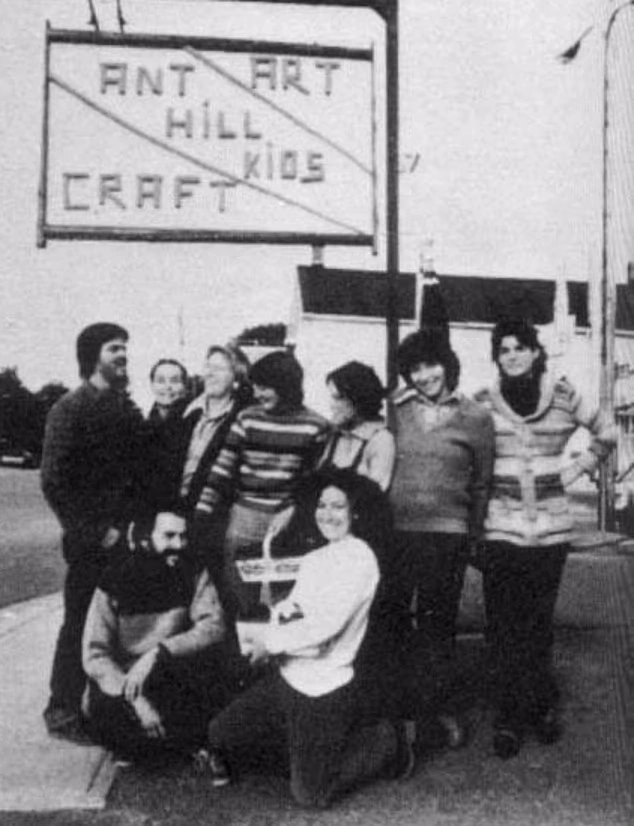 فرقه بچههای تپه مورچهها