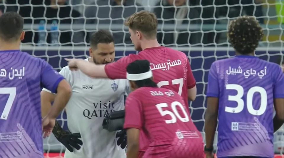 رشوه مستربیست به دروازه‌بان حریف در مسابقه فوتبال بشردوستانه