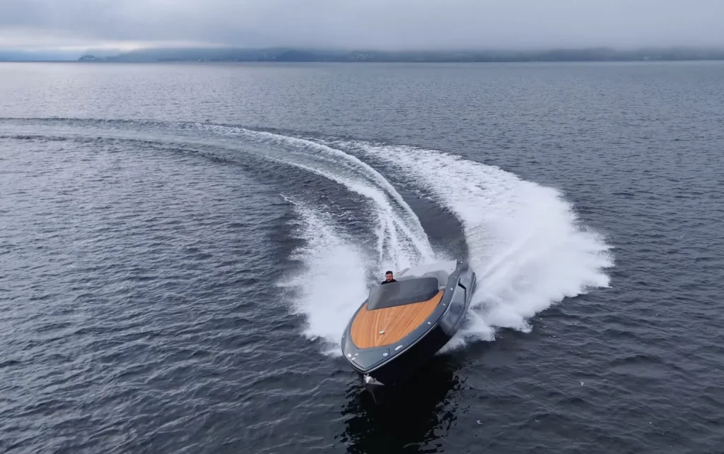 پورشه از قایق الکتریکی لوکس و ۶۰۰ هزار دلاری با نام Spectre رونمایی کرد