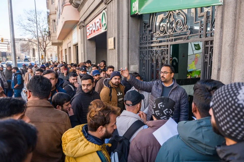 اعطای یک سال اقامت به ۵۰۰,۰۰۰ مهاجر غیرقانونی در اسپانیا و هشدار ایلان ماسک