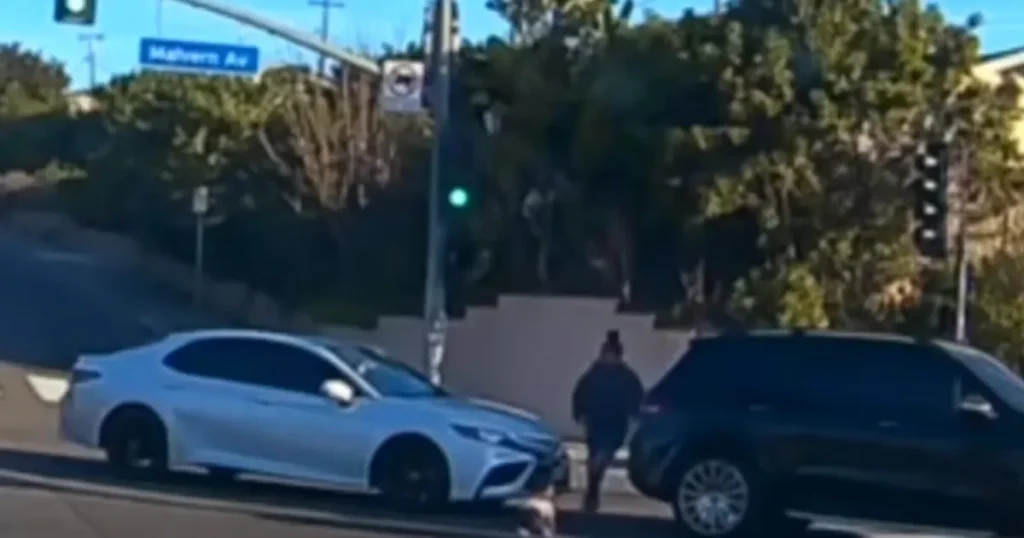 لحظه ترسناک بیرون افتادن کودک از ماشین در حال حرکت در کالیفرنیا + ویدیو