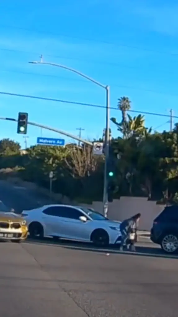 سقوط کودک نوپا از ماشین در حال حرکت در کالیفرنیا