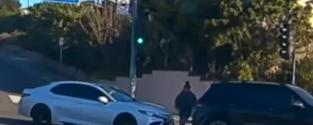 لحظه ترسناک بیرون افتادن کودک از ماشین در حال حرکت در کالیفرنیا + ویدیو