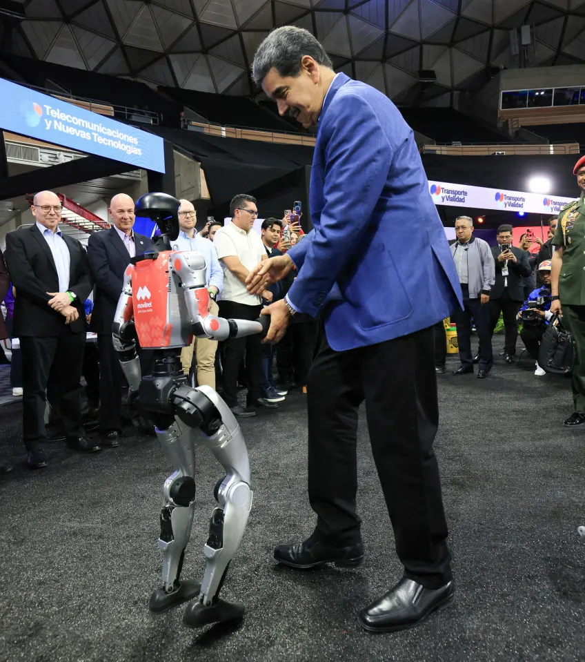 مادورو در حال رقص با یک ربات