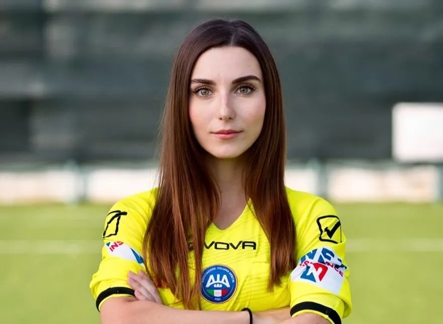 کمک‌داور زن جوان توجه‌ها را به لیگ‌های پایین فوتبال ایتالیا جلب کرد