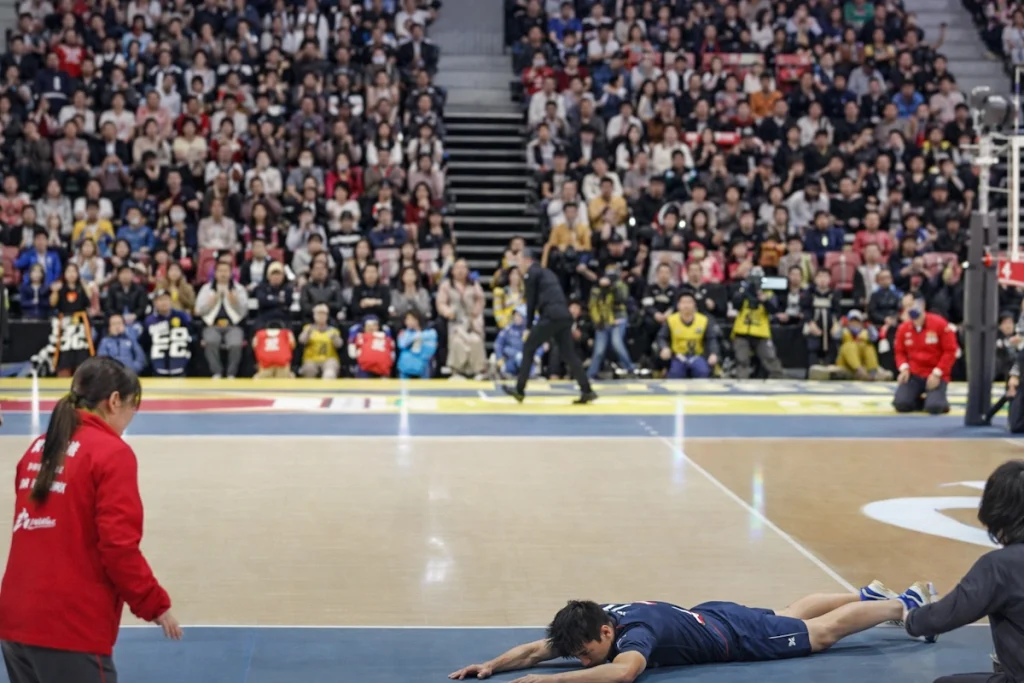 عذرخواهی دراماتیک و جالب والیبالیست ژاپنی از داور زن به خاطر برخورد ضربه‌اش + ویدیو