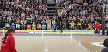 عذرخواهی دراماتیک و جالب والیبالیست ژاپنی از داور زن به خاطر برخورد ضربه‌اش + ویدیو