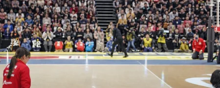 عذرخواهی دراماتیک و جالب والیبالیست ژاپنی از داور زن به خاطر برخورد ضربه‌اش + ویدیو