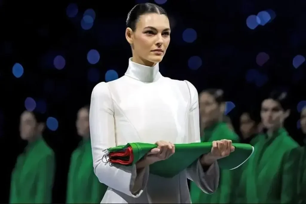 حضور دوست‌دختر لئوناردو دی‌کاپریو با پرچم ایتالیا در مراسم افتتاحیه المپیک ۲۰۲۶