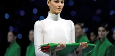 حضور دوست‌دختر لئوناردو دی‌کاپریو با پرچم ایتالیا در مراسم افتتاحیه المپیک ۲۰۲۶