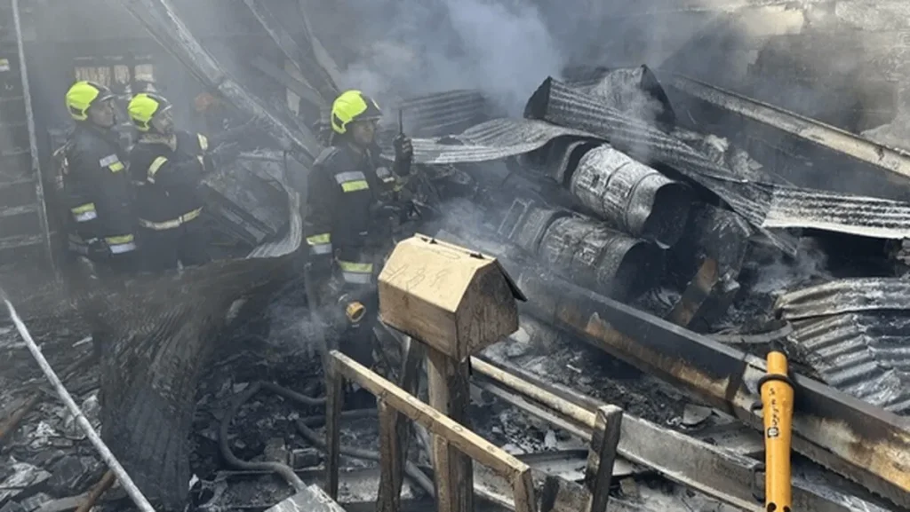 لحظه سقوط هلیکوپتر ارتش در میدان میوه و تره‌بار خمینی‌شهر اصفهان + ویدیو