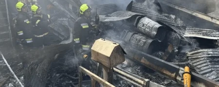 لحظه سقوط هلیکوپتر ارتش در میدان میوه و تره‌بار خمینی‌شهر اصفهان + ویدیو