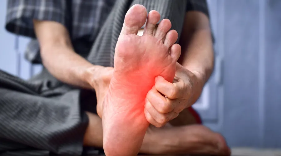 خارش کف پا از دید پزشکی؛ از خشکی پوست تا اختلالات داخلی بدن