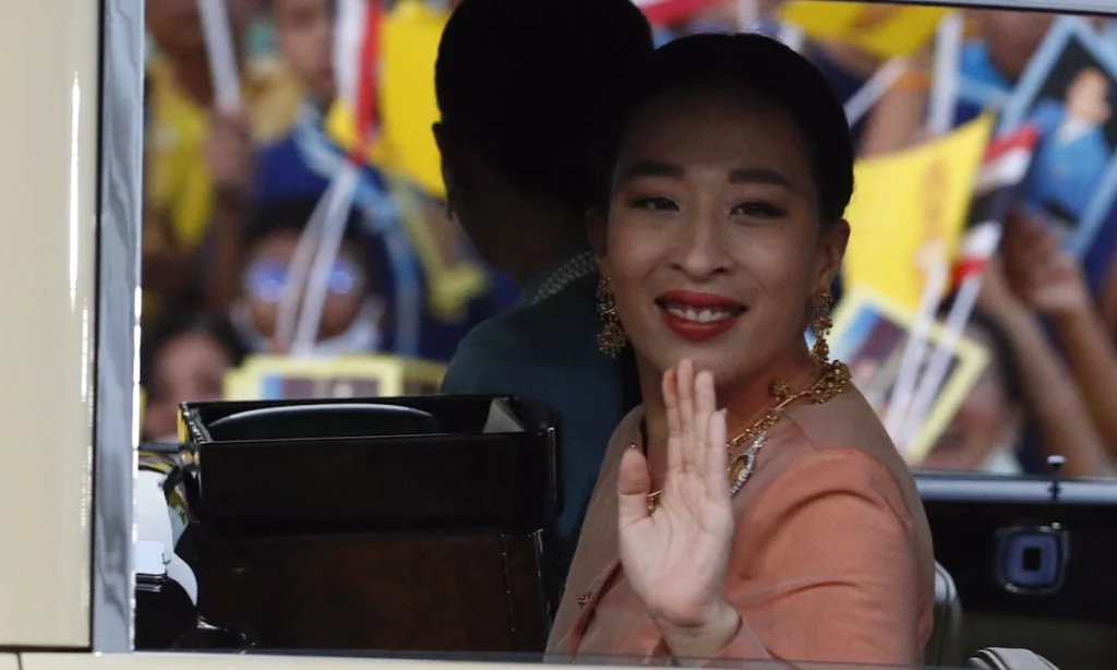 پرنسس باجراکیتیابها ماهیدول در سال ۲۰۲۲ در کنار پدرش