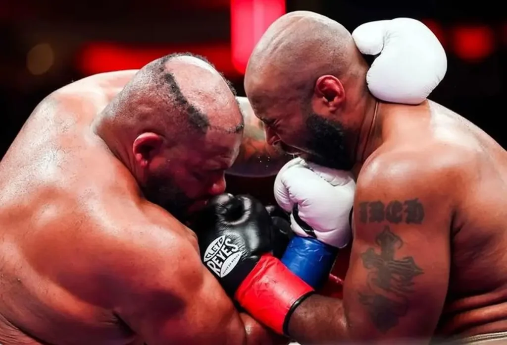 افتادن کلاه‌گیس بوکسور سنگین وزن در حین مبارزه + ویدیو