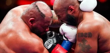 افتادن کلاه‌گیس بوکسور سنگین وزن در حین مبارزه + ویدیو