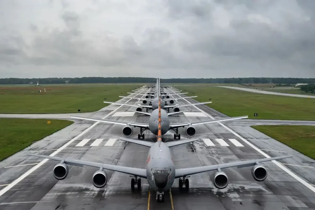 صف تانکر‌های سوخت‌رسانی هوایی KC-۱۳۵ Stratotanker آمریکا در پرتغال + ویدیو