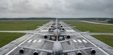 صف تانکر‌های سوخت‌رسانی هوایی KC-۱۳۵ Stratotanker آمریکا در پرتغال + ویدیو