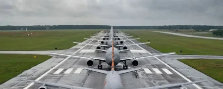 صف تانکر‌های سوخت‌رسانی هوایی KC-۱۳۵ Stratotanker آمریکا در پرتغال + ویدیو