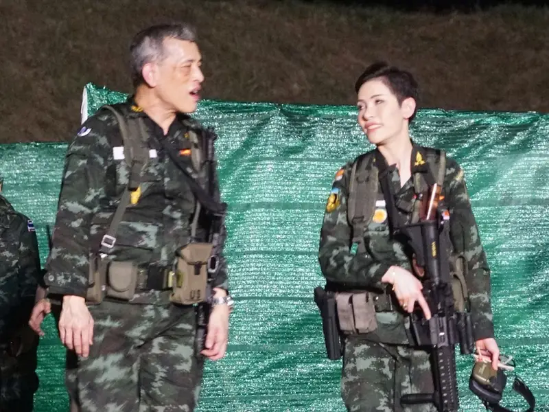 ماها واجیرالونگکورن و وونگواجیراپاکدی در لباس نظامی با هم