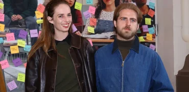 ستاره سریال Stranger Things در یک مراسم غافلگیرانه ولنتاین با نامزدش ازدواج کرد