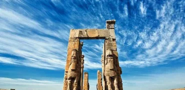 حکاکی بر پیکر  تخت جمشید؛ یادگارنویسان تحت  پیگرد قانونی هستند