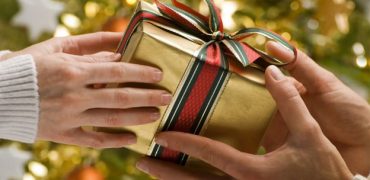 کادو برای نامزد چی بخریم؟ معرفی لیست بهترین کادوها برای نامزد تازه عروس و تازه داماد!