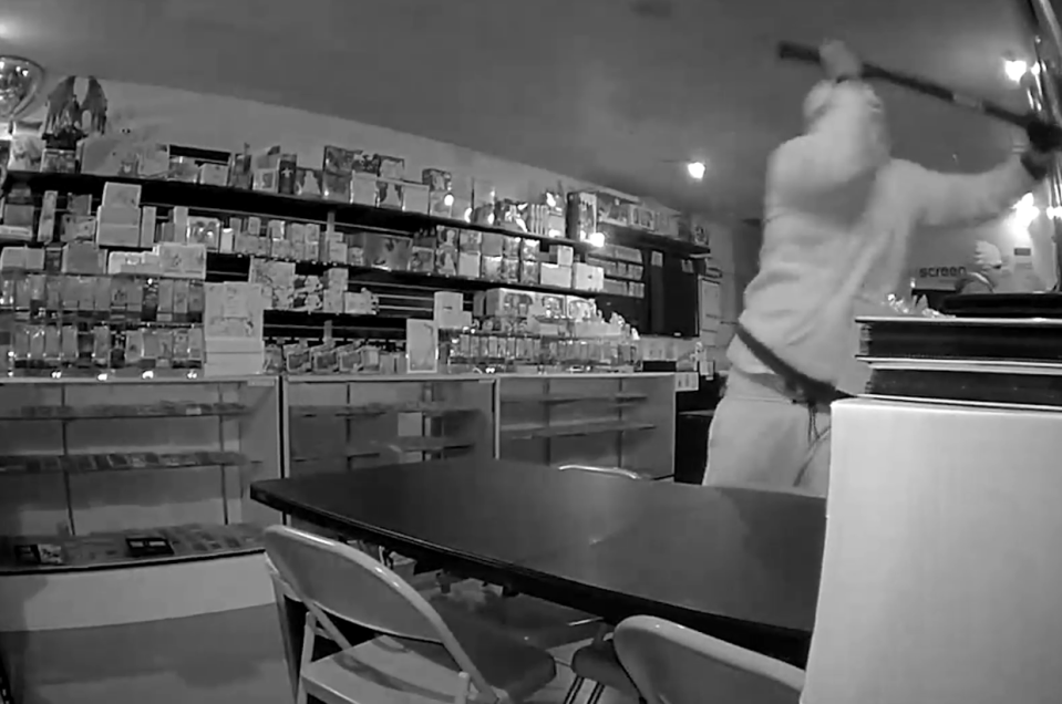 سرقت کارت های پوکمون از فروشگاه