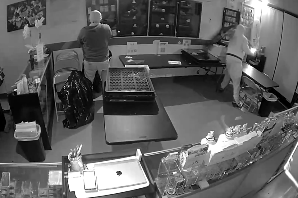 سرقت کارت های پوکمون از فروشگاه-۲