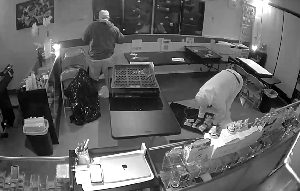 سرقت کارت‌های پوکمون از فروشگاه