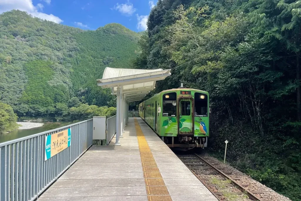 «خلوت‌ترین ایستگاه قطار جهان» با تنها یک سرویس در ماه که هیچ ورودی یا خروجی ندارد