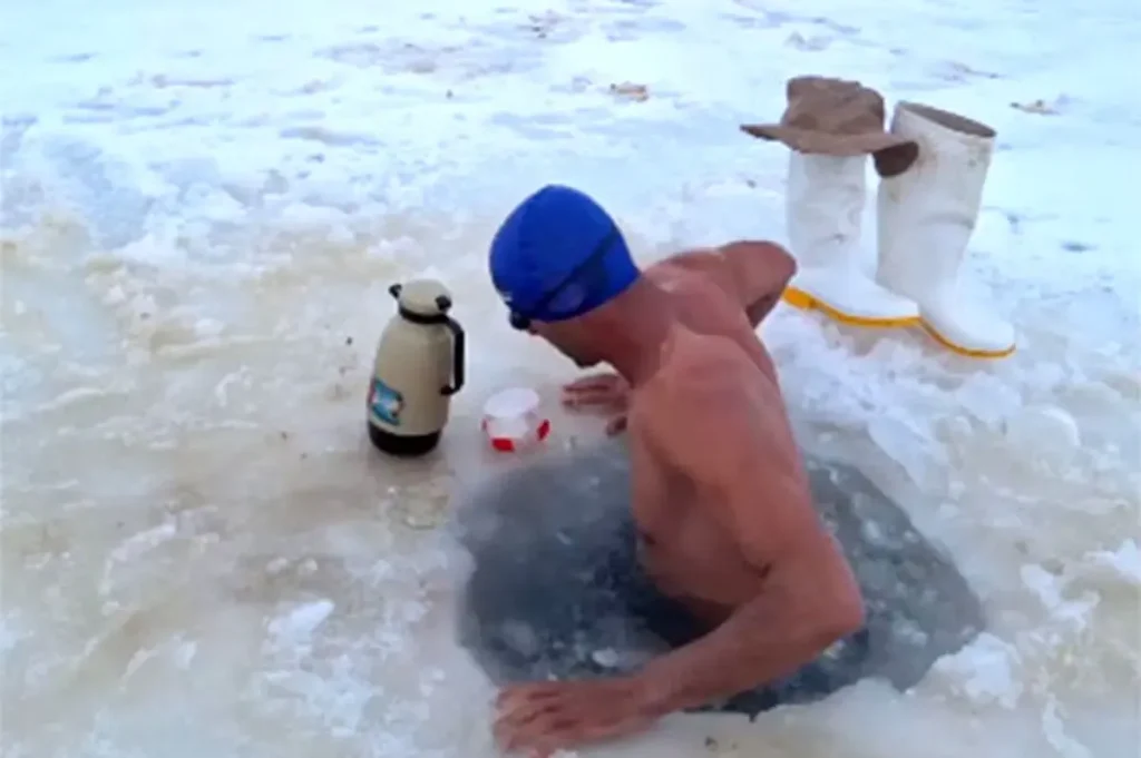 ویدیوی وایرال‌شده از «مرد یخی آذربایجان»؛ شنای ابوالفضل عابدی در آب‌های یخ‌زده