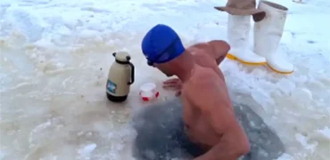 ویدیوی وایرال‌شده از «مرد یخی آذربایجان»؛ شنای ابوالفضل عابدی در آب‌های یخ‌زده