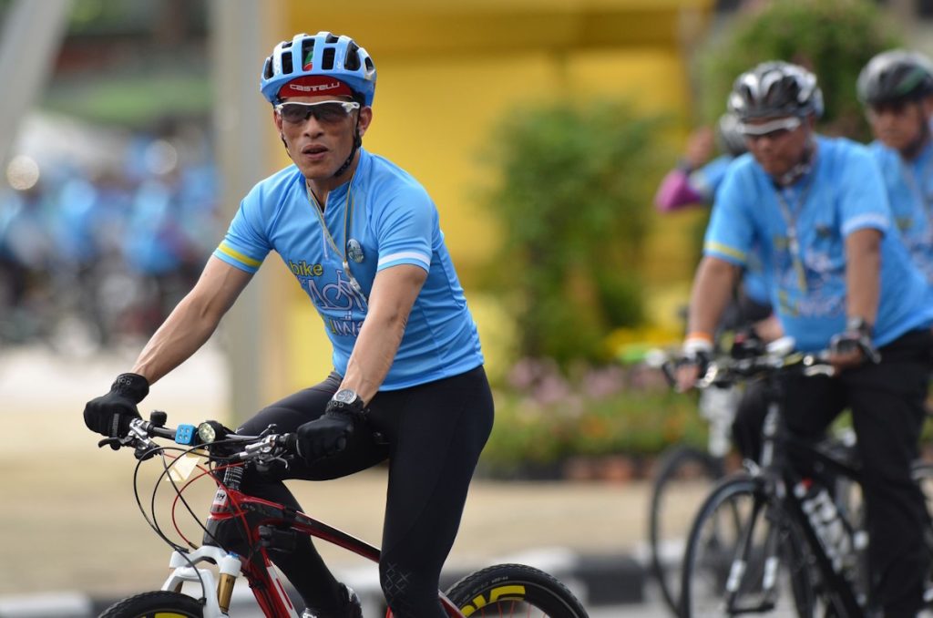 واجیرالونگکون در حال دوچرخه سواری در بانکوک ۲۰۱۵