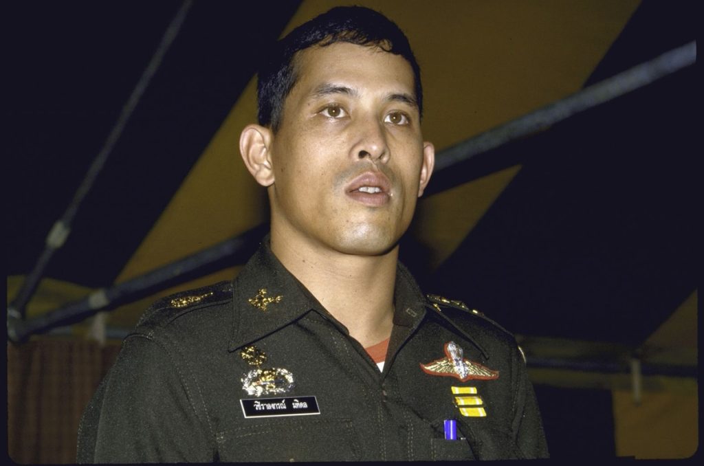 واجیرالونگکورن در حال سخنرانی پس از بازدید از یک بیمارستان در سال ۱۹۸۷ در تایلند