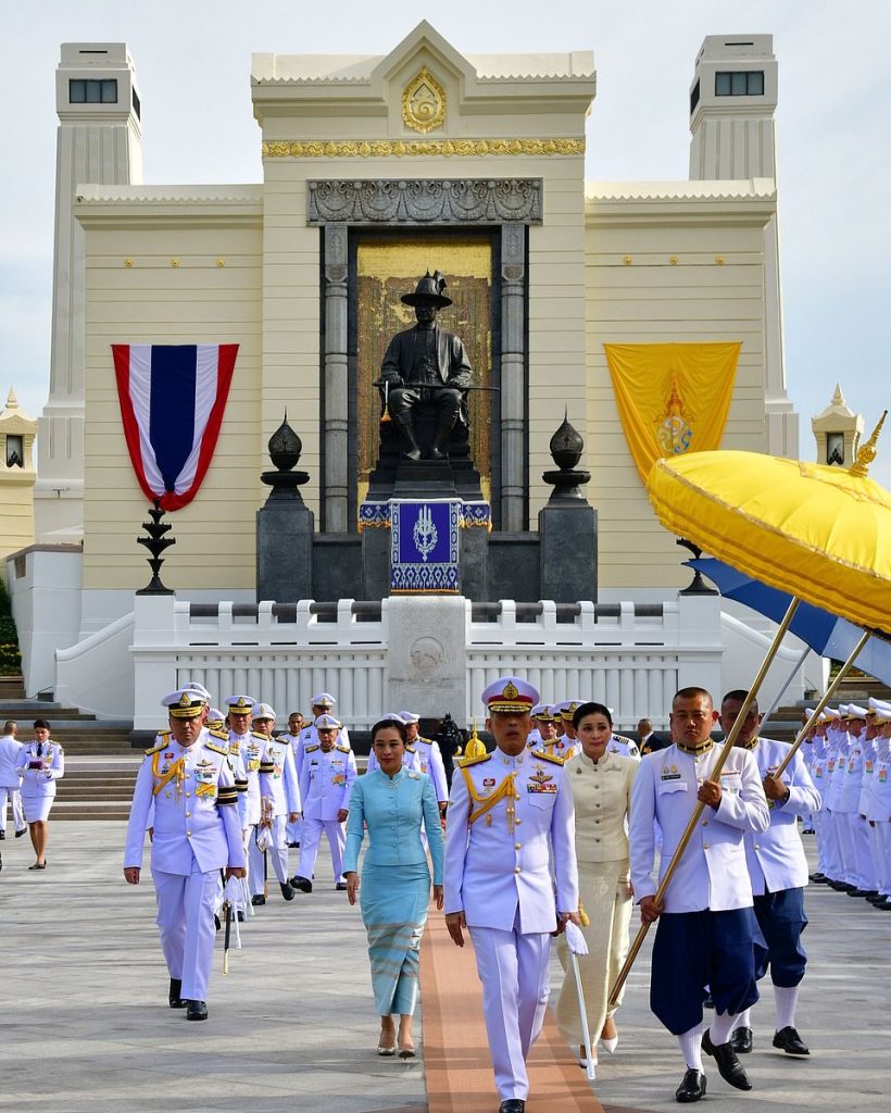 پادشاه ماها واجیرالونگکون و ملکه سوتیدا در حال ادای احترام به شاه رامای اول در بانکوک
