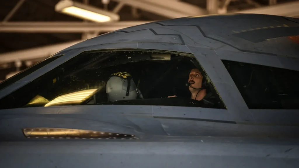 خلبانان بمب‌افکن بی-۲ اسپیریت