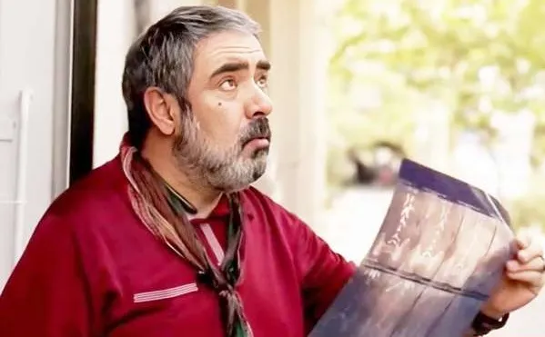 سکانس بامزه «اسباب زحمت» با بازی حسن معجونی؛ ترک سیگار با چوب‌شور + ویدیو