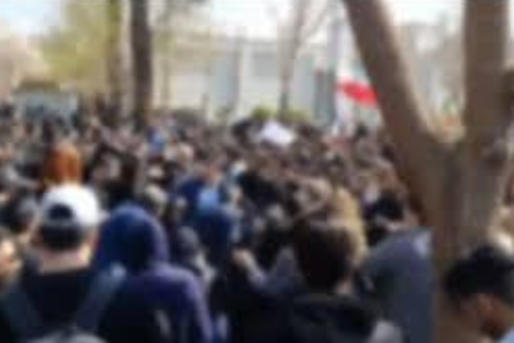 مراسم چهلم کشته‌شدگان اعتراضات در دانشگاه صنعتی شریف و امیرکبیر منجر به درگیری شد