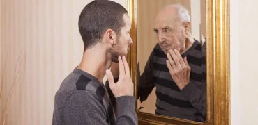 این نشانه‌ها می‌گویند دارید پیر می‌شوید! از نحوه جوراب پوشیدن تا بیدار شدن بدون زنگ