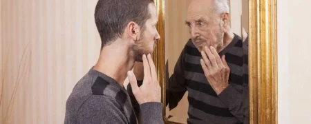 این نشانه‌ها می‌گویند دارید پیر می‌شوید! از نحوه جوراب پوشیدن تا بیدار شدن بدون زنگ