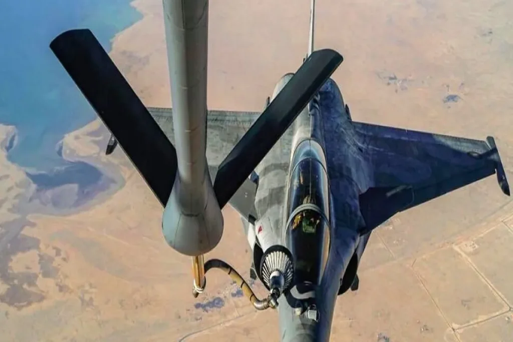 مکالمه‌ جالب خلبان جنگنده و خدمه‌ سوخت‌‌رسان هنگام سوخت‌گیری در آسمان