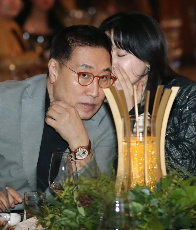 لی یونگ ئه و همسرش