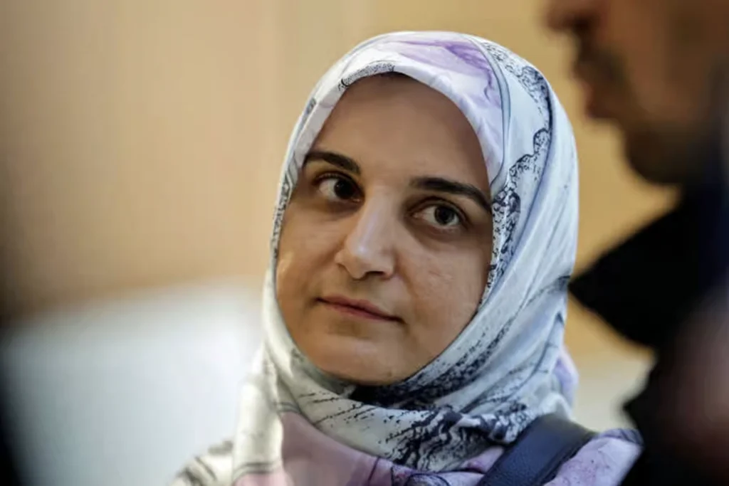 مهدیه اسفندیاری به اتهام «توجیه تروریسم» به یک سال زندان در فرانسه محکوم شد