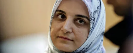 مهدیه اسفندیاری به اتهام «توجیه تروریسم» به یک سال زندان در فرانسه محکوم شد